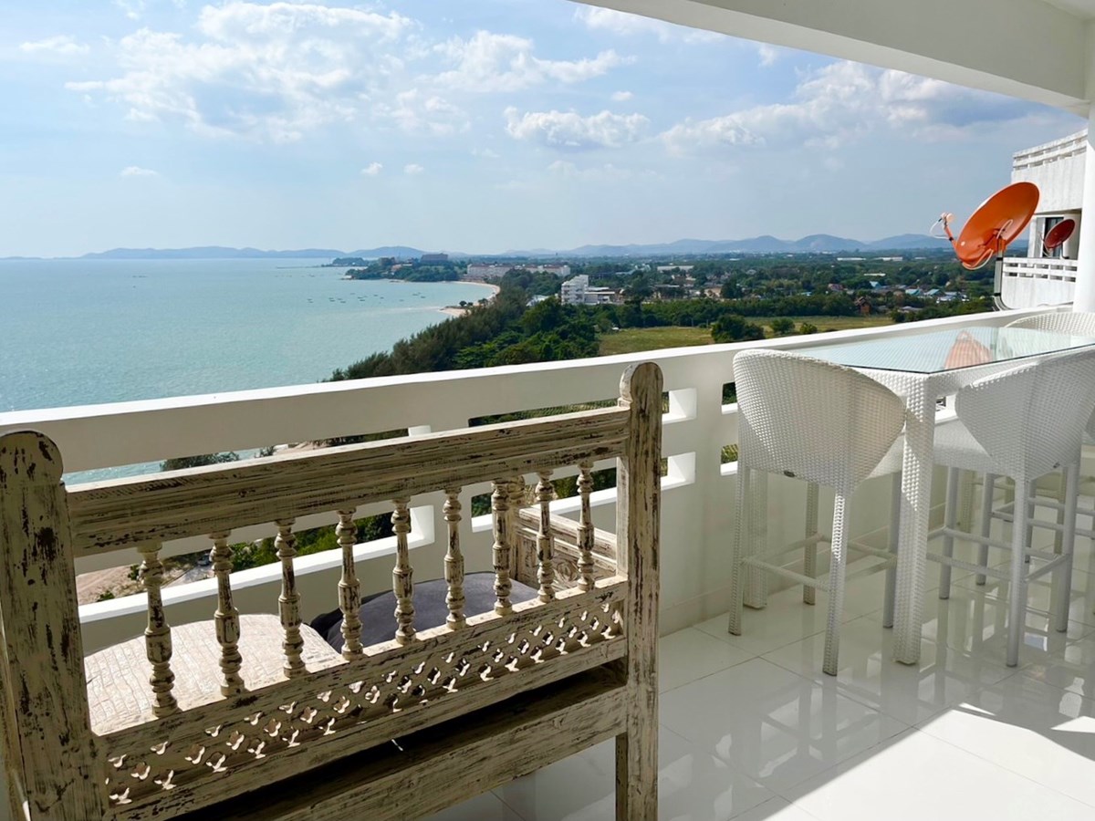 FOR RENT Large Studio Condo With Sea Views Renovated to Highest