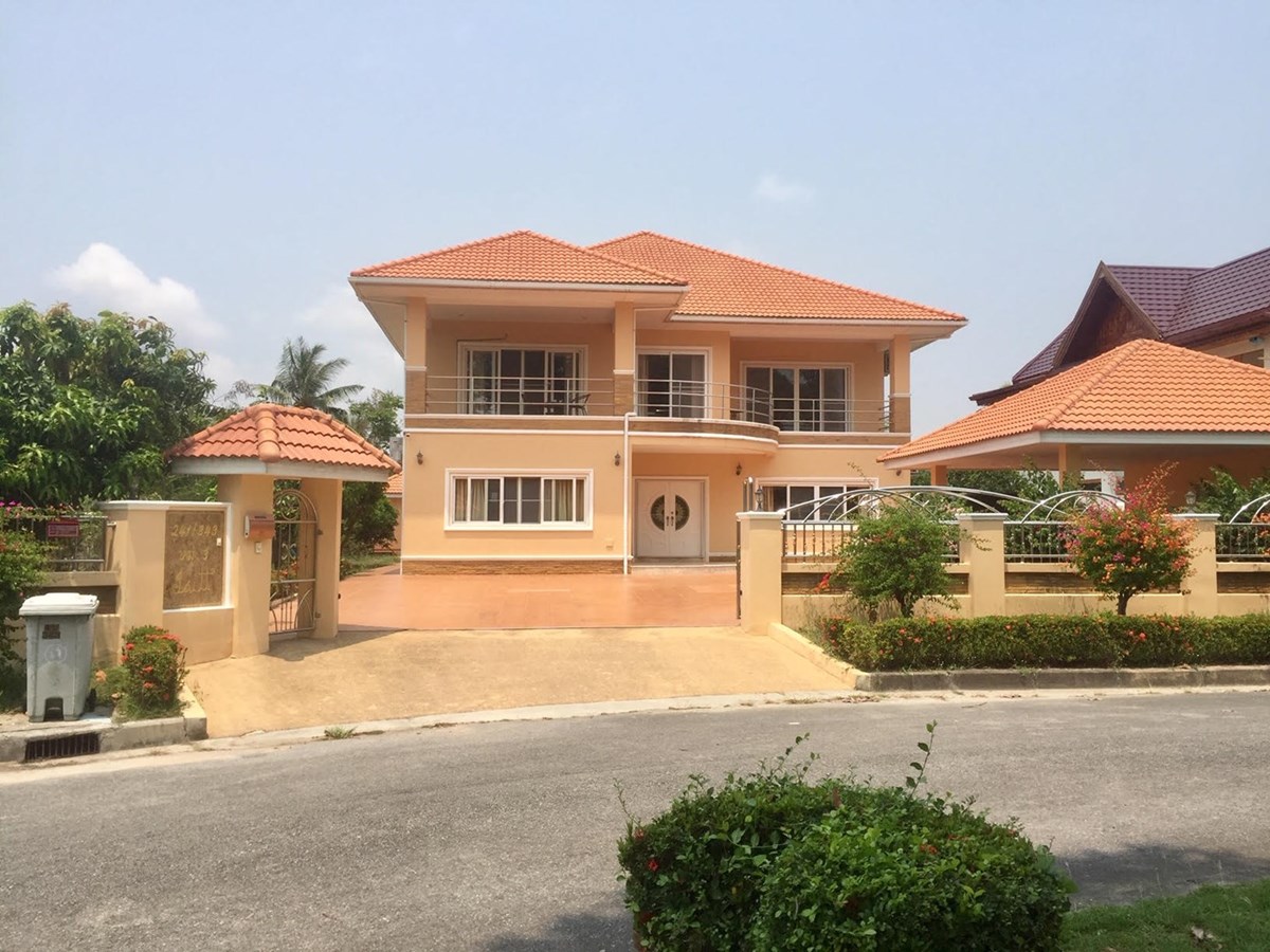 Luxury 4 Bedroom Home at Eastern Star Golf Resort with Large Swimming Pool SELLER MOTIVATED