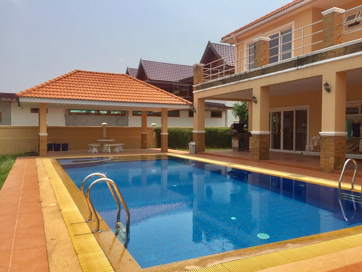 Luxury 4 Bedroom Home at Eastern Star Golf Resort with Large Swimming Pool SELLER MOTIVATED